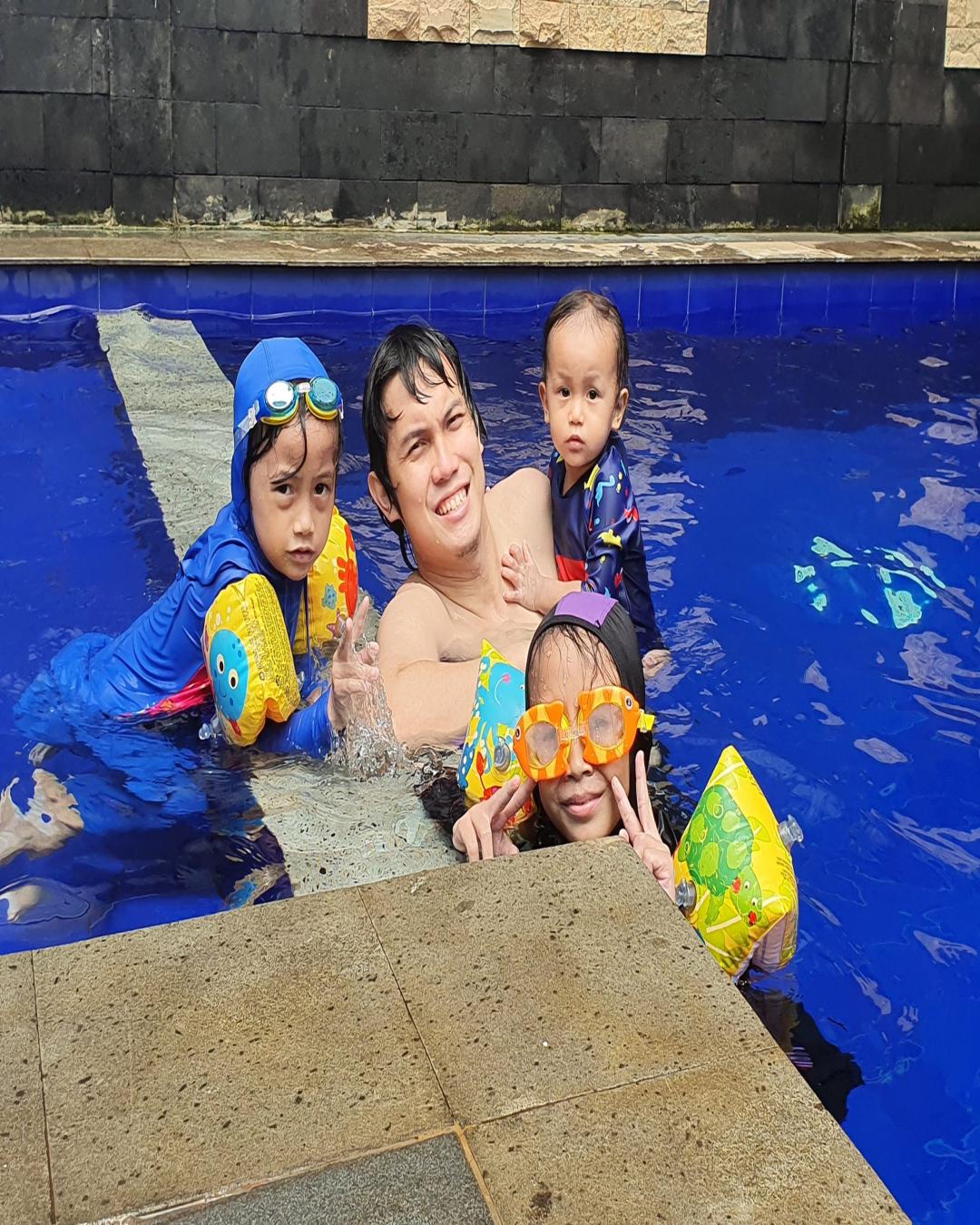 tips-aman-membawa-anak-anak-ke-kolam-renang-agar-rekreasi-menyenangkan