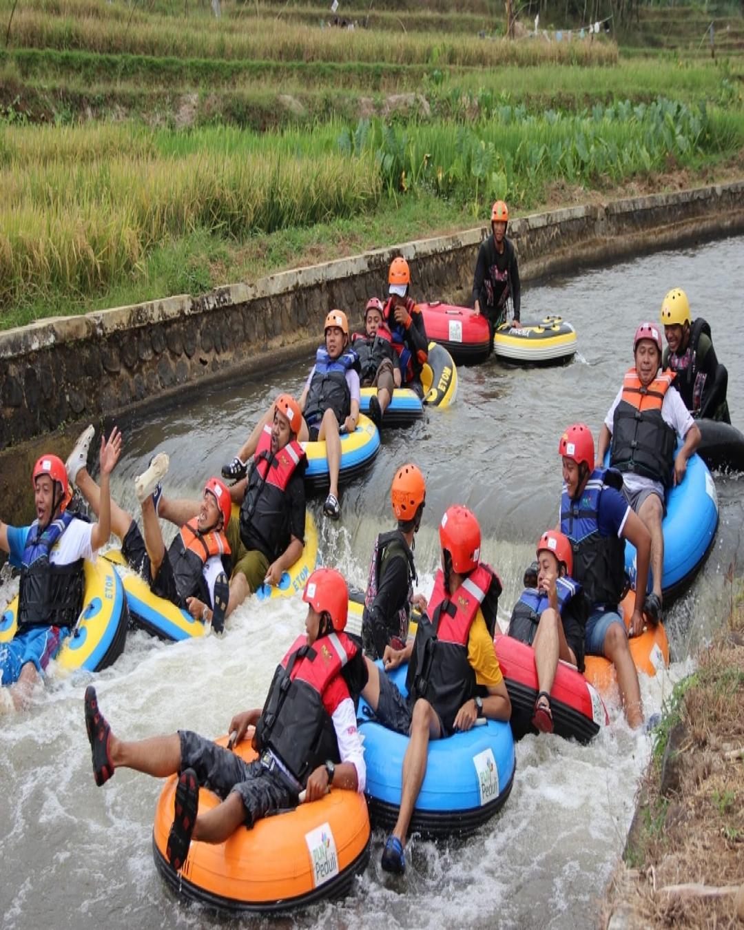 sensasi-petualangan-air-yang-seru-di-river-tubing-pandansari-batang